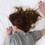 Una adolescente muere al explotar su teléfono celular mientras escuchaba música en su cama