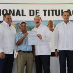 [Video] Danilo Medina Sanchez entrega 759 certificados de títulos en Cabrera.