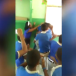 [Video] Pelea entre estudiantes se confunde al entender que una profesora estaba involucrado