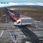 [Video] Turquía.- Un tren arrolla un camión que cruzó la vía cuando el semáforo estaba en rojo