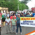 Nuevamente paralizan tránsito en Cenoví; exigen arreglo de calles, Pimentel aun nada