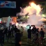 [Video] Con bombas lacrimógenas intentan dispersar manifestantes frente a JCE