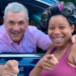 [Video] Alcalde del PRM regala 10 mil pesos a una mujer por ir en rolos a una caravana de Gonzalo Castillo en SFM