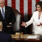 [Video] Trump deja con la mano tendida a Nancy Pelosi y ella rompe una copia del discurso de Trump justo detrás del mandatario