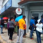 Pimentelence realizando largas filas en el banco debido a que solo laboran hasta las 12:30 PM