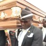 El meme viral del momento: “Hay que darse la oportunidad de decir adiós con alegría”, aseguró el creador del ritual de los africanos con el ataúd
