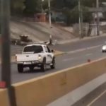 [Video] Imponen medidas de coerción a conductor de camioneta que se desplazaba en vía contraria