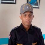 Hombre se disfraza de policía para sacar a un amigo de la cárcel