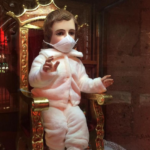 [Video] Causan furor las figuras del niño Jesús con mascarilla
