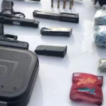 [VIDEO] Ocupan drogas, armas, dinero y vehículos durante allanamiento en San Fco. de Macorís