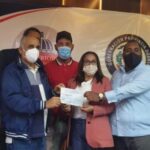 Unión Deportiva entrega cheque para instalación tabloncillos sintéticos a multiusos en Pimentel