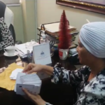 (VIDEO) Por hallárselos pocos, juntas de vecinos SFM devuelven 50 bonos navideños a gobernadora